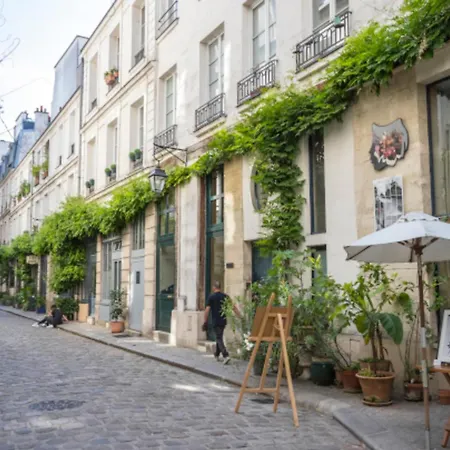 In Elegant 3-bedroom Near Bois De Vincennes Parigi